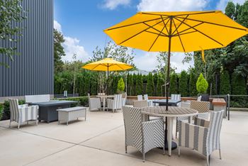 Hawthorne 31 | Outdoor Community Area